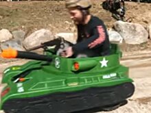 Детский электротанк превращают в 480-сильный электровнедорожник