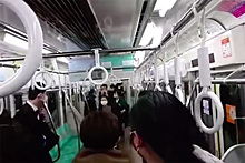 Появились первые кадры с места нападения на пассажиров поезда в Токио