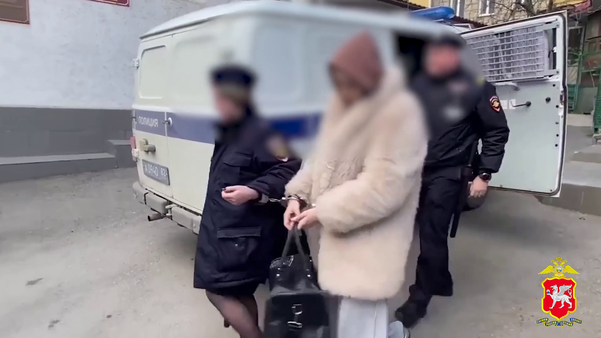 Полицейские Крыма задержали пособницу мошенников, похитивших у семьи из Ялты 280 000 долларов США