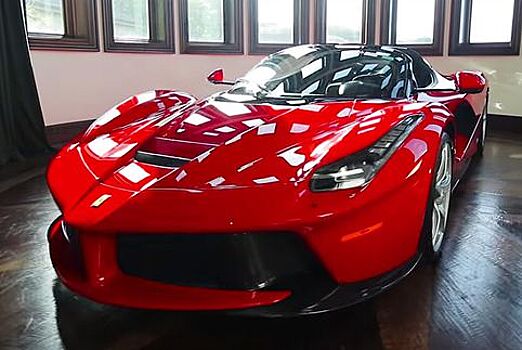 Видео: Ferrari LaFerrari Aperta в роскошнейшем гараже коллекционера