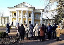 Участники «Московского долголетия» из Братеева посетили экскурсию «Мифы и легенды Нескучного сада»