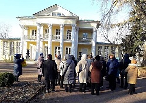 Участники «Московского долголетия» из Братеева посетили экскурсию «Мифы и легенды Нескучного сада»