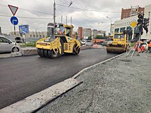 На левой части путепровода на Фрунзе в Новосибирске идёт укладка асфальта