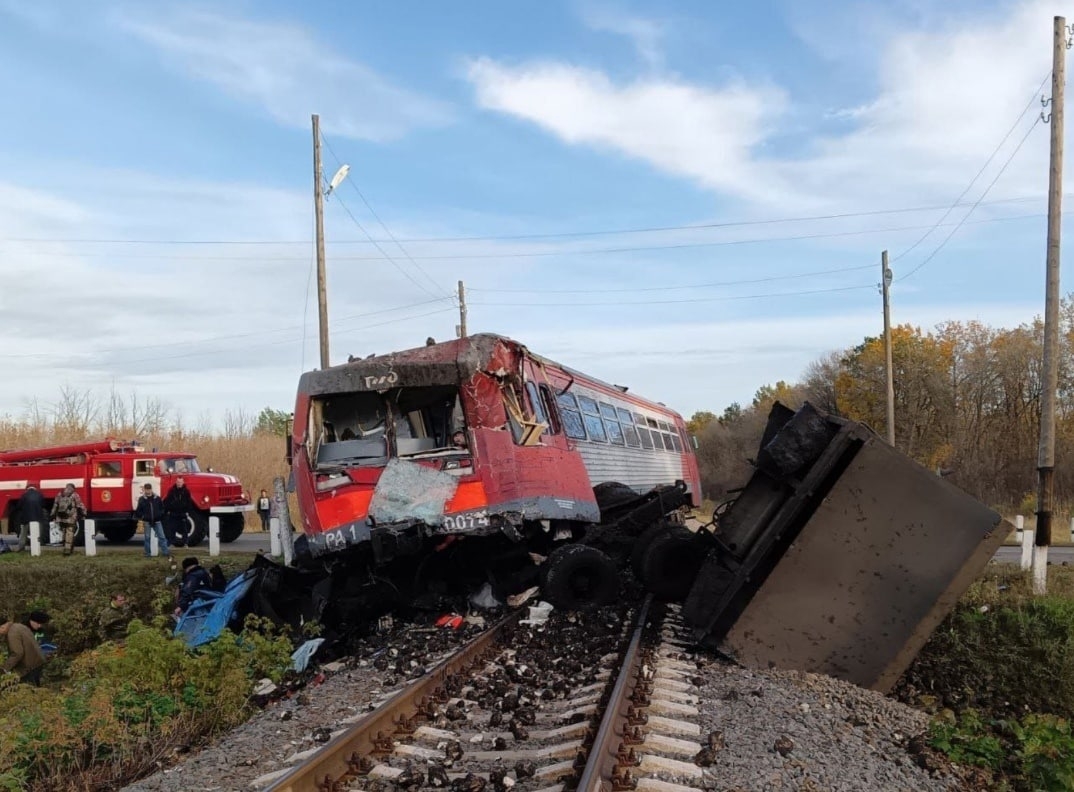Поезд врезался в грузовик в Тамбовской области