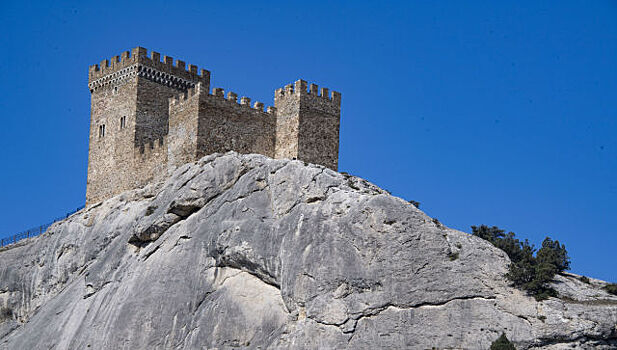 Застрял на скале: турист убедился в неприступности Судакской крепости