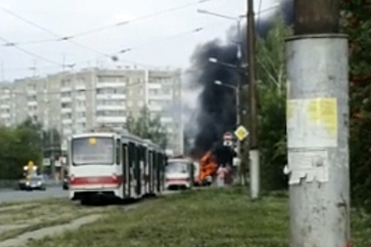 В российском городе трамвай загорелся и попал на видео