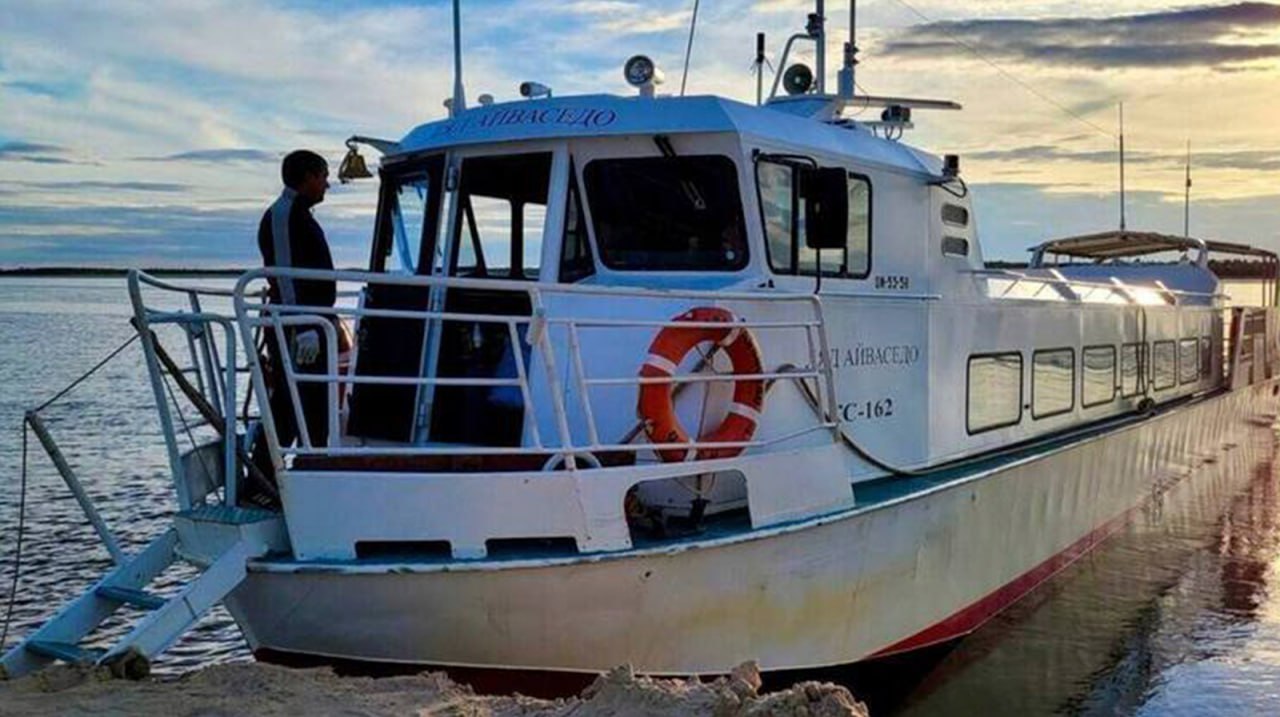 В Самбурге жалуются на бесконечные поломки единственного теплохода «Ляд Айваседо»
