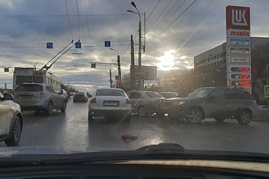 Из-за аварии с 3 авто встало движение в Ворошиловском районе Волгограда