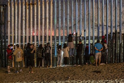 В США призвали разместить войска на границе Мексикой