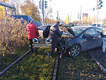 «Opel летел на красный». Две машины столкнулись на трамвайных путях в Нижнем Новгороде