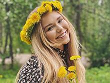 «Словно ангел»: Стеша Маликова в эффектном белом платье с узором позировала в саду