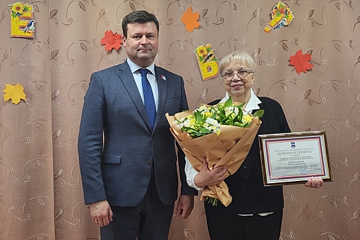 Юрий Моисеев поздравил заслуженного педагога