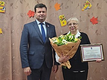 Юрий Моисеев поздравил заслуженного педагога