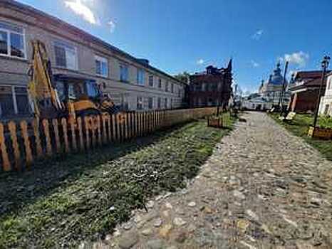 В поселке Устье начали озеленение новой зоны отдыха «Купеческий дворик»