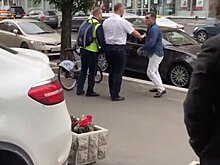 Инспектор АМПП подрался с владельцем авто с закрытыми номерами