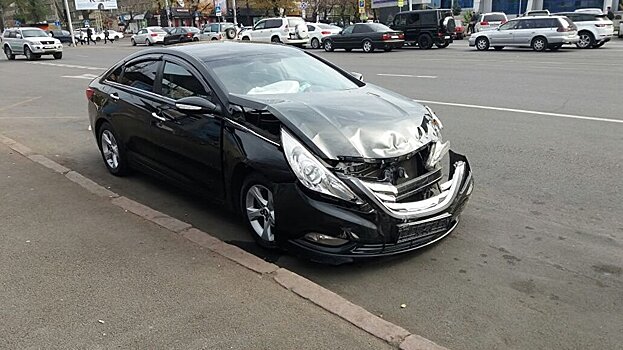 Иномарка вылетела на тротуар после столкновения в Алматы