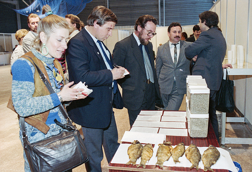 Российская рыбная биржа. Посетители у стендов с товарами, выставленными на торги, декабрь 1991 года