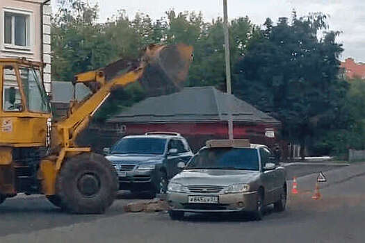 В Орле погрузчик уронил бордюрный камень на крышу автомобиля