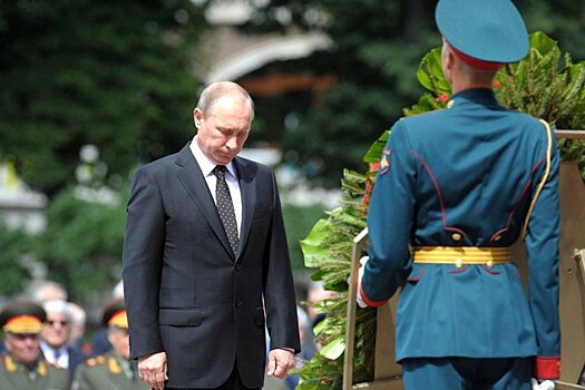 Путин возложил цветы к Могиле Неизвестного Солдата в Москве