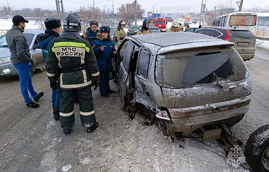 В Кургане во время столкновения автомобилей двоих детей выбросило на дорогу