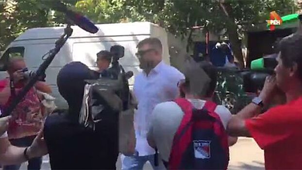 Видео: Баста прибыл на суд с Децлом