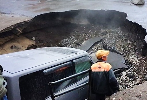 В Омске автомобиль сварился в яме с кипятком