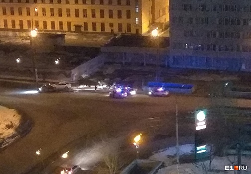 «Ее уже увез экипаж»: девушка за рулем белой Mazda снесла светофор на Эльмаше