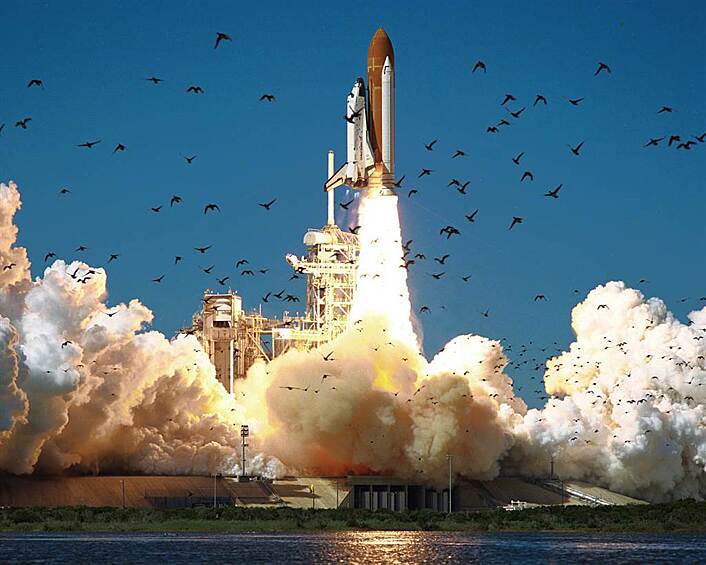 Катастрофа шаттла «Челленджер» произошла 28 января 1986 года, когда космический челнок «Челленджер» в самом начале миссии STS-51L взорвался на 73-й секунде полёта, что привело к гибели всех 7 членов экипажа. Челнок взорвался над Атлантическим океаном близ побережья центральной части полуострова Флорида, США. На фото: запуск «Челленджера»