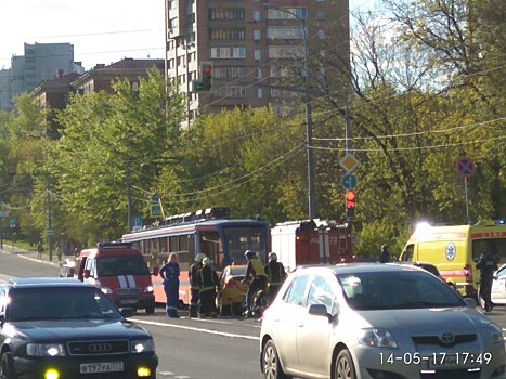 В Москве трамвай столкнулся с тремя автомобилями