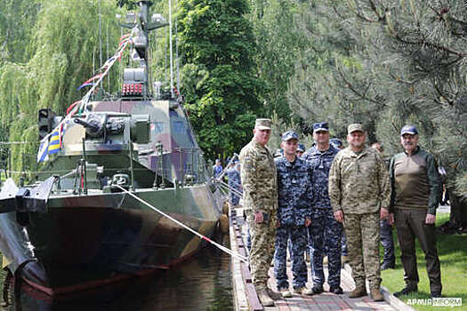 Украинское СМИ опубликовало свежее фото с главкомом ВС Украины Залужным у катера "Буча"