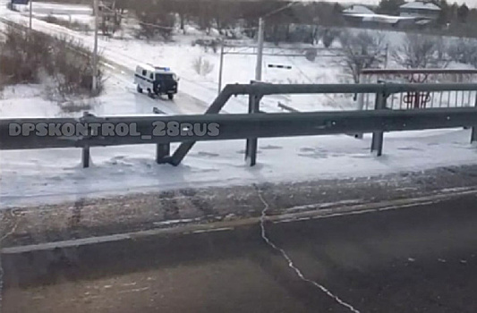 Под Благовещенском мужчину увезли в больницу после падения с моста