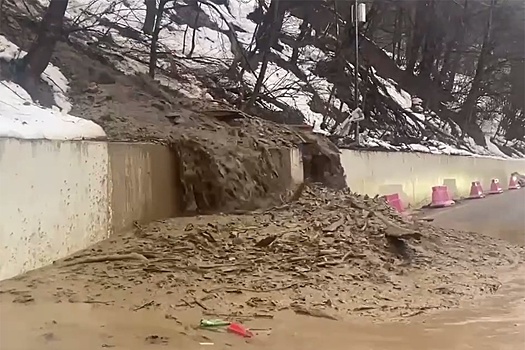 В Адлерском районе Сочи перекрыли дорогу из-за селя, последствия сняли на видео