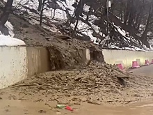 В Адлерском районе Сочи перекрыли дорогу из-за селя, последствия сняли на видео