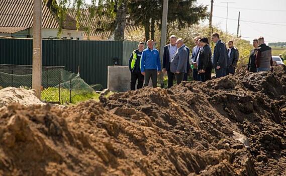 Курский губернатор проверил работы по реконструкции водопровода в селе Верхний Любаж
