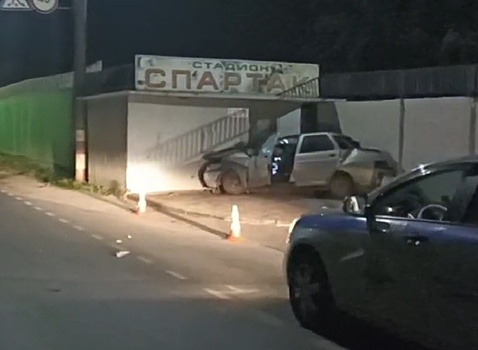 Машина влетела в стену в Нижегородской области: четверо пострадали