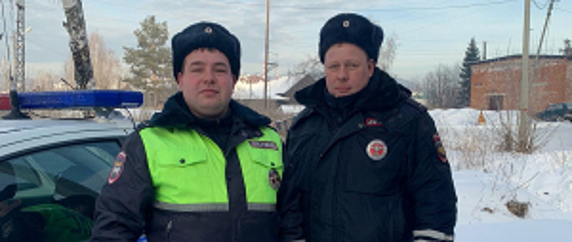 Инспекторы ДПС в Свердловской области помогли замерзавшему на трассе автомобилисту