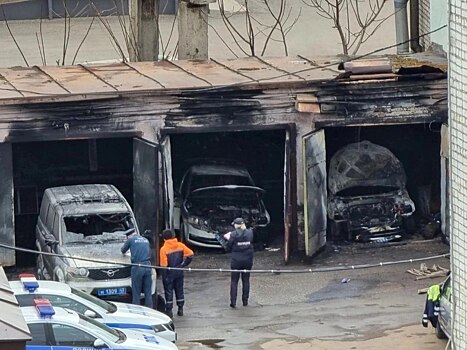 В Кирове из-за курящего полицейского сгорели три машины МВД на 8 млн рублей