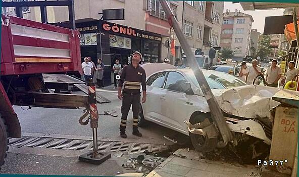 Турок разнёс несколько транспортных средств на своём автомобиле
