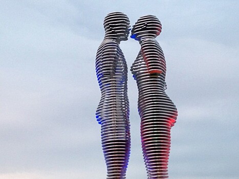 Каждый день эти движущиеся статуи рассказывают трогательную историю любви