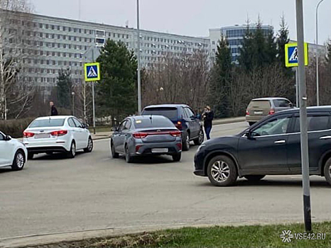 Столкновение двух автомобилей затруднило движение в Кемерове