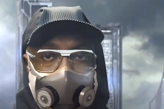 Рэпер выпустил защитную маску за $299. Её можно подключить к смартфону