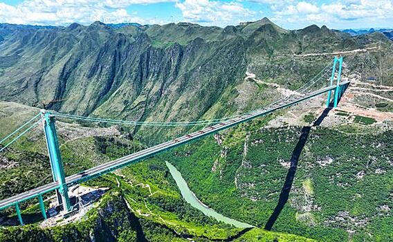 Вдвое выше Берлинской, вдвое тяжелей Эйфелевой: В Китае открывается самый высокий мост в мире