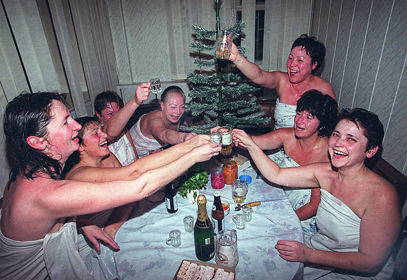Много лет каждую пятницу эти подруги-москвички (на снимке) собираются в Астраханских банях. Последняя пятница 1999 года совпала с наступлением Нового года