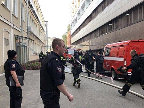 Пожарные ликвидировали открытое горение в бизнес-центре на севере Москвы