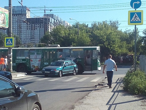 В Самаре на пересечении Авроры и Карла Маркса троллейбус столкнулся с ВАЗ 2114