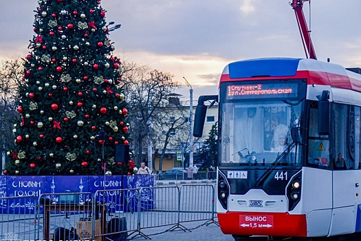 В Евпатории на маршруты городских трамваев вышли водители-Снегурочки
