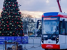 В Евпатории на маршруты городских трамваев вышли водители-Снегурочки