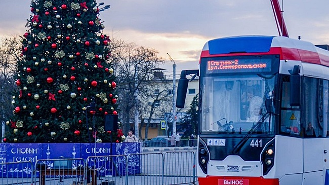 В Евпатории на маршруты городских трамваев вышли водители-Снегурочки