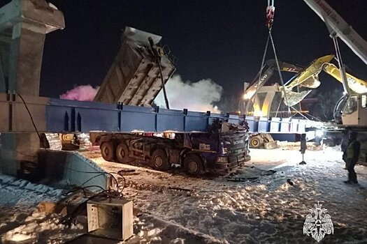 В Уфе фура зацепила строящийся пешеходный мост и обвалила его на себя