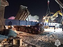 В Уфе фура зацепила строящийся пешеходный мост и обвалила его на себя